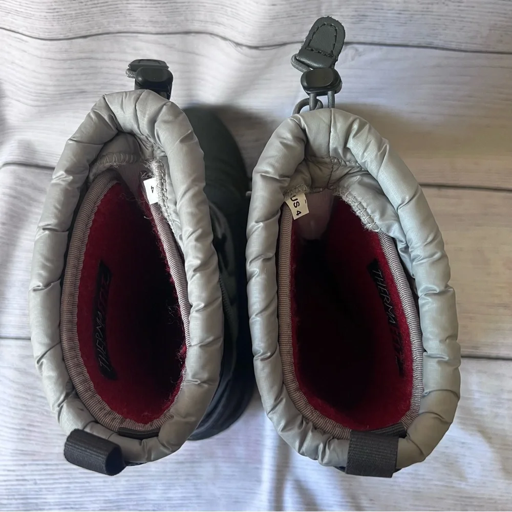 The North Face Alpenglow IV Boots Black YOUTH Size 4